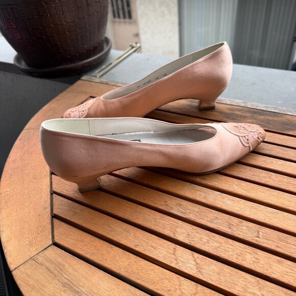 Stuart Weitzman Womens Vintage  Pink Satin Embroidered Low Heel Pumps Size 10 - Picture 4 of 9